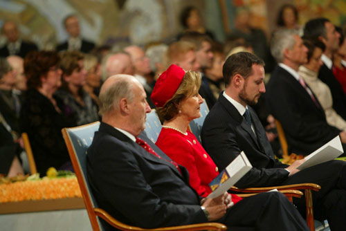 manbet手机版挪威国王哈拉尔五世、王后索尼娅和哈康王储在诺贝尔和平奖颁奖典礼上