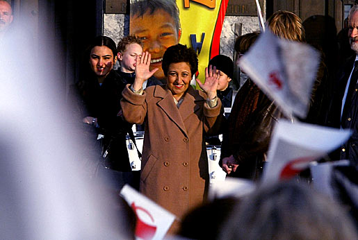 manbet手机版Shirin Ebadi向挥舞旗帜的孩子们挥手