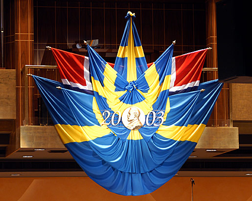 manbet手机版斯德哥尔摩音乐厅舞台上方的瑞典国旗