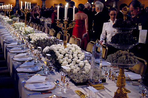 manbet手机版2003年诺贝尔奖晚宴上的荣誉桌，装饰着大量的鲜花