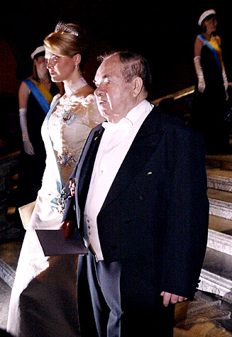 manbet手机版瑞典玛德琳公主在诺贝尔物理学奖得主阿列克谢·阿布里科索夫的陪同下