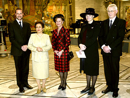 manbet手机版挪威王储哈康，诺贝尔奖得主希林·伊巴迪，挪威女王索尼娅，王储妃梅特-玛丽特和奥勒·丹博尔特·mj