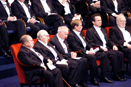 manbet手机版诺贝尔物理学和化学奖得主坐在前排