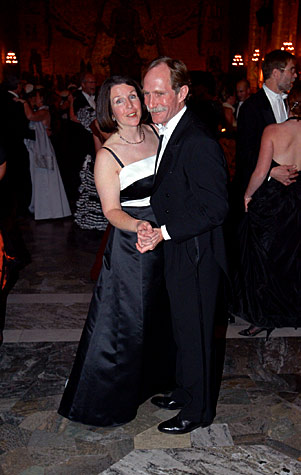 manbet手机版诺贝尔化学奖得主彼得·阿格尔与妻子共舞