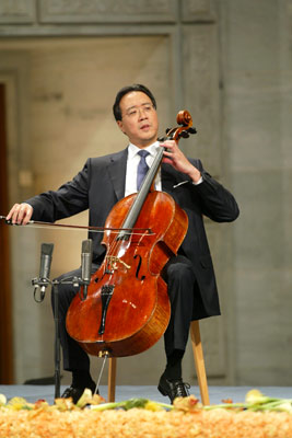 manbet手机版著名大提琴家马友友表演