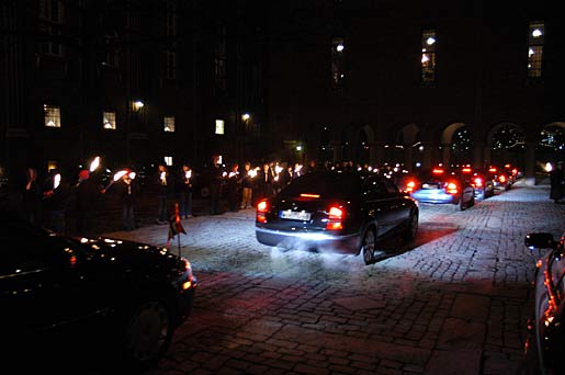 manbet手机版一列载着诺贝尔奖得主前往诺贝尔晚宴的车队