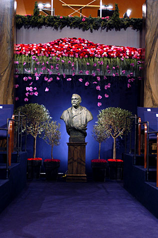 manbet手机版音乐厅装饰着圣雷莫最普遍的花——康乃馨。