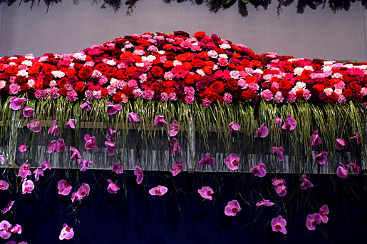 manbet手机版花装饰康乃馨，非洲菊，血红色玫瑰，羊茅草和费兰兰花
