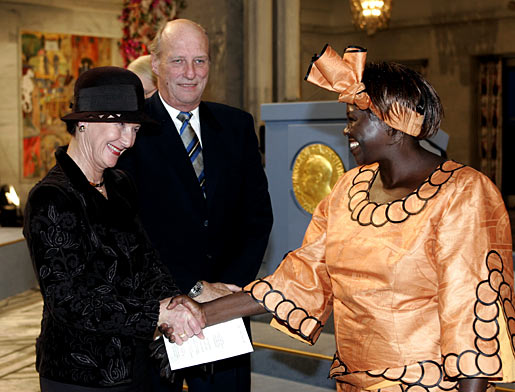 manbet手机版诺贝尔和平奖得主旺加里·马塔伊与挪威王后索尼娅握手。