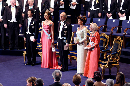 manbet手机版卡尔·菲利普亲王、维多利亚王储公主、卡尔十六世·古斯塔夫国王、西尔维亚王后和莉莲公主