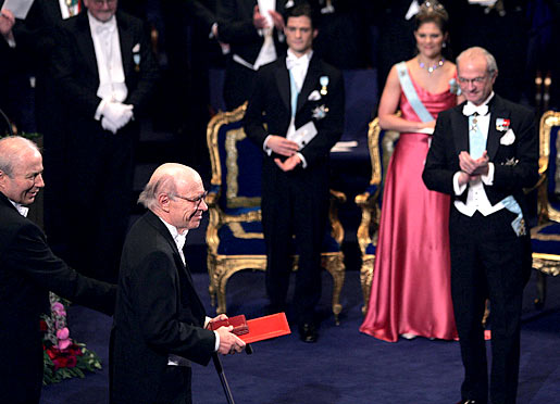 manbet手机版美国人欧文·罗斯在获得诺贝尔化学奖后接受掌声狗万世界杯