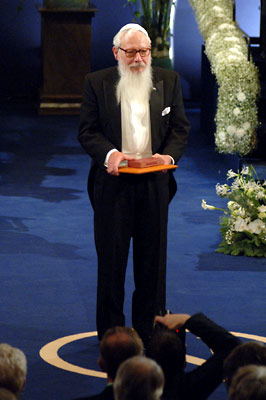 manbet手机版2005年经济学奖得主罗伯特·j·奥曼获得奖章和文凭