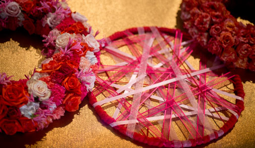 manbet手机版花卉装饰:一圈圈浅粉色和深粉色的喷雾玫瑰