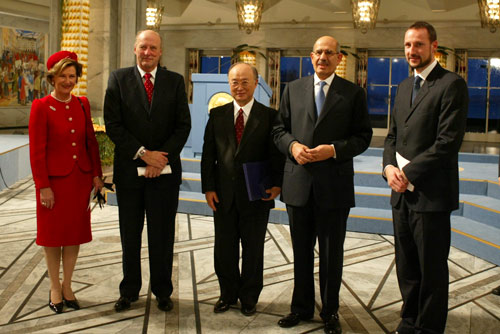 manbet手机版挪威女王索尼娅、挪威国王哈拉尔五世、国际原子能机构理事会主席天野之弥、穆罕默德·巴拉迪和挪威王储哈康。