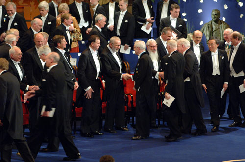 manbet手机版2005年诺贝尔奖得主在台上互相祝贺
