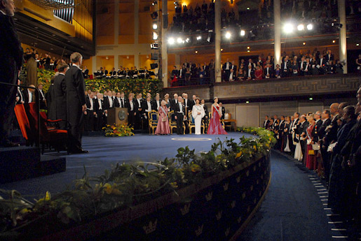 manbet手机版2006年诺贝尔奖得主站在台上