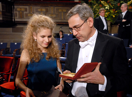 manbet手机版诺贝尔文学奖得主奥尔罕·帕慕克向女儿Rüya帕慕克展示自己的诺贝尔奖章