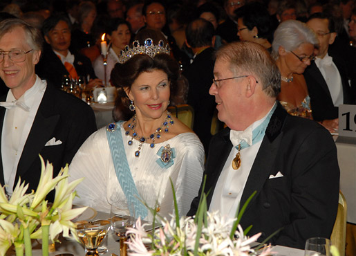 manbet手机版瑞典王后西尔维娅与马库斯·斯托奇博士交谈