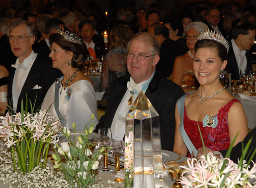 manbet手机版诺贝尔物理学奖得主约翰·c·马瑟、瑞典西尔维娅女王、诺贝尔基金会主席马库斯·斯托奇博士和瑞典维多利亚王储公主