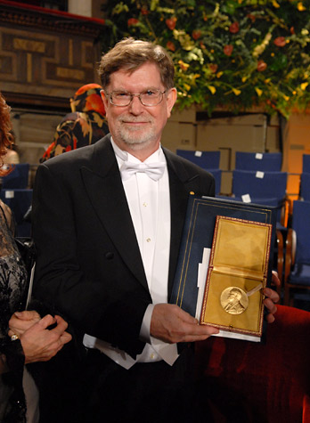 manbet手机版乔治·f·斯穆特，诺贝尔物理学奖得主