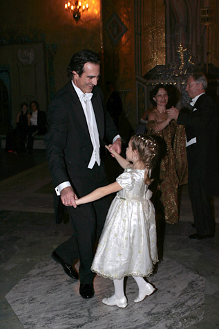 manbet手机版诺贝尔生理学或医学奖得主克雷格·c·梅洛和他6岁的女儿一起跳舞
