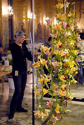 manbet手机版花匠准备花卉装饰