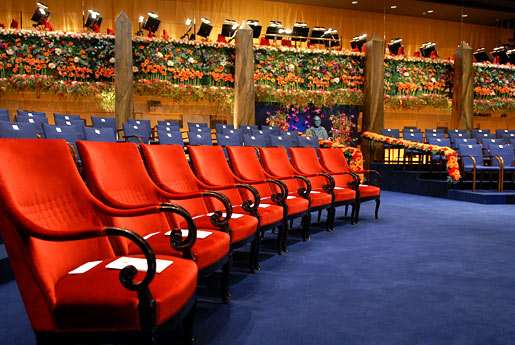 manbet手机版8把空红椅子等待着2007年诺贝尔奖得主