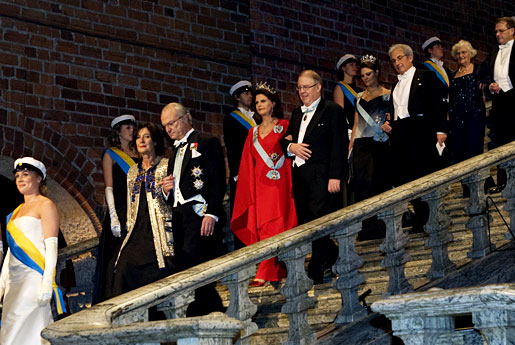 manbet手机版阿尔伯特·费尔特和瑞典王储维多利亚公主站在楼梯顶端，下到斯德哥尔摩市政厅的蓝色大厅