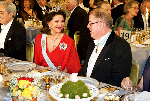 manbet手机版瑞典西尔维亚女王陛下与诺贝尔基金会主席马库斯·斯托奇博士交谈