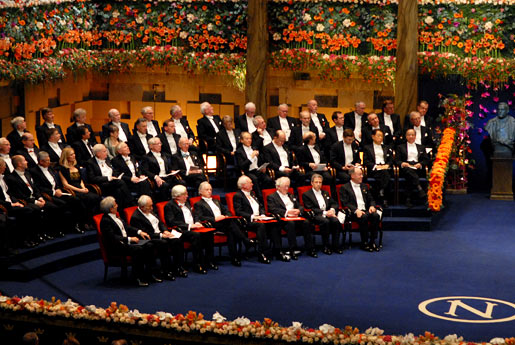 manbet手机版2007年诺贝尔奖得主在斯德哥尔摩音乐厅的舞台上等待他们的奖项
