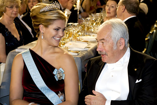manbet手机版Peter Grünberg在诺贝尔晚宴上与瑞典玛德琳公主交谈