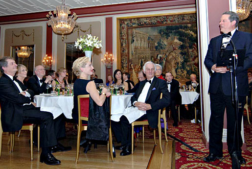 manbet手机版艾尔·戈尔在2007年诺贝尔和平奖晚宴上发表演讲