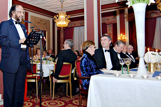 manbet手机版拉金德拉·k·帕乔里在2007年诺贝尔和平奖晚宴上致辞