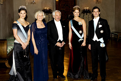 manbet手机版Peter Grünberg和他的妻子Helma Birge Grünberg与瑞典皇家兄弟姐妹