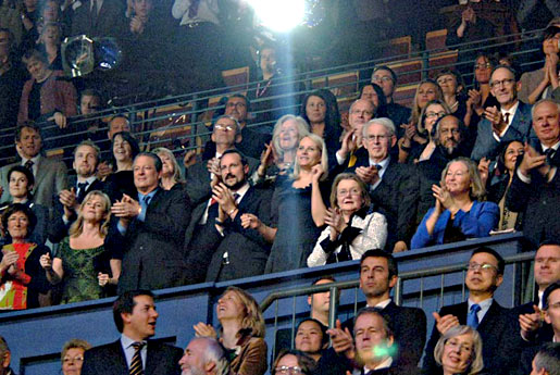 manbet手机版阿尔·戈尔和拉金德拉·k·帕乔里在诺贝尔和平奖音乐会的观众中