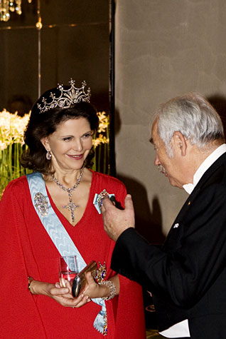 manbet手机版西尔维亚女王陛下和诺贝尔物理学奖得主彼得Grünberg在诺贝尔晚宴上