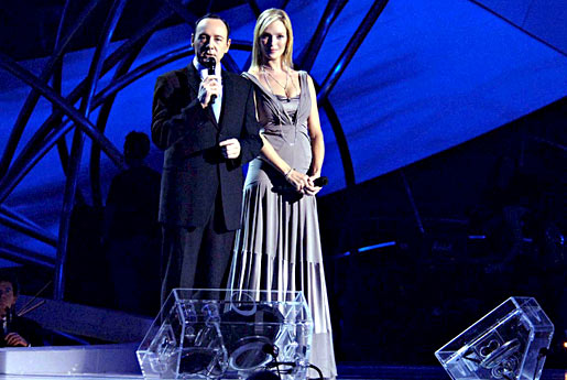 manbet手机版凯文·史派西和乌玛·瑟曼主持2007年诺贝尔和平奖音乐会