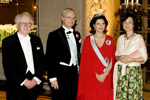 manbet手机版瑞典王后西尔维娅和国王卡尔十六世·古斯塔夫与奥利弗·史密斯和他的妻子前田伸代教授在诺贝尔宴会上