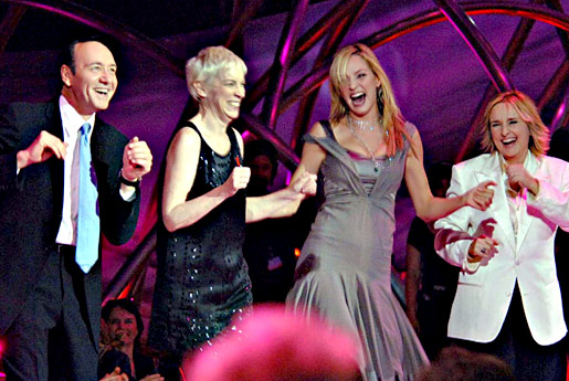 manbet手机版凯文·史派西、安妮·伦诺克斯、乌玛·瑟曼和梅丽莎·埃瑟里奇在2007年诺贝尔和平奖音乐会上跳舞