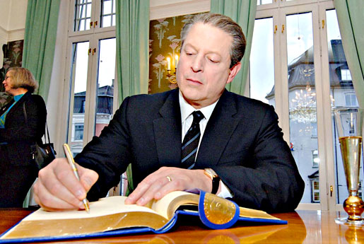 manbet手机版2007年诺贝尔和平奖得主戈尔在挪威诺贝尔研究所的留言簿上签名