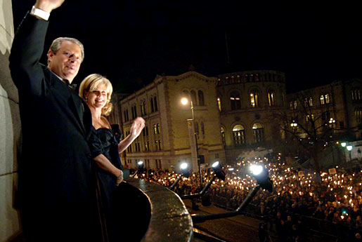 manbet手机版阿尔·戈尔和他的妻子蒂珀向聚集在奥斯陆大饭店外的人群致意