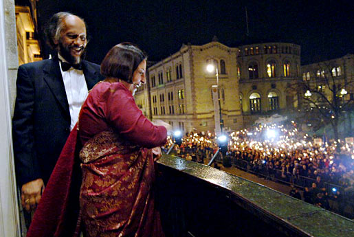 manbet手机版Rajendra K. Pachauri和他的妻子Saroj在奥斯陆大饭店的阳台上向人群挥手