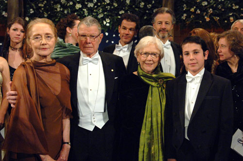 manbet手机版2005年经济学奖得主托马斯·谢林与家人