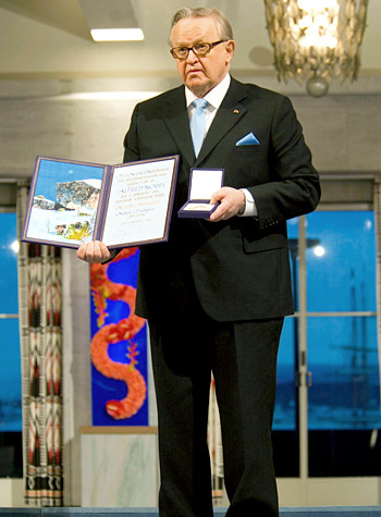manbet手机版马尔蒂·阿赫蒂萨里和他的诺贝尔和平奖奖章和文凭