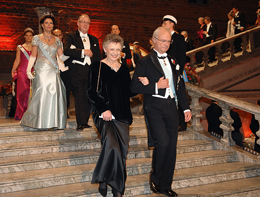 manbet手机版王室成员和其他贵宾走下楼梯进入蓝色大厅