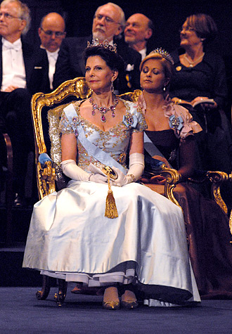 manbet手机版瑞典女王西尔维娅在2008年诺贝尔奖颁奖典礼上