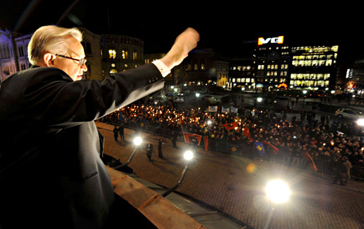 manbet手机版Martti Ahtisaari在奥斯陆观看传统的火炬接力