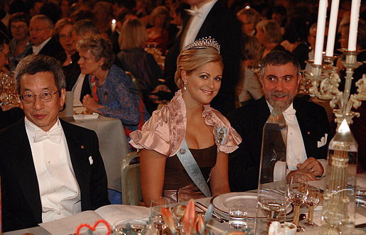 manbet手机版坐在桌子上的荣誉(从左到右):诺贝尔化学奖得主钱永健,公主玛德琳科学和经济奖得主保罗•克鲁格曼(Paul Krugman)。
