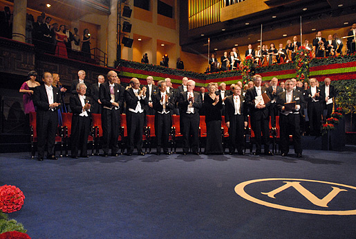manbet手机版2008年诺贝尔奖得主在瑞典国歌响起时起立