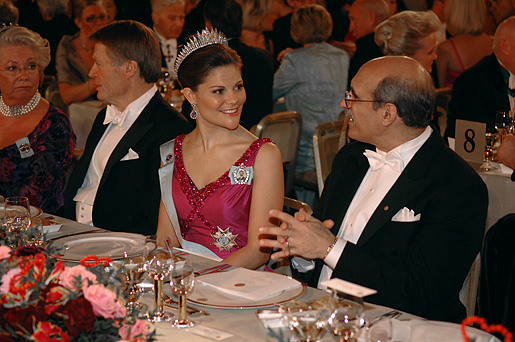 manbet手机版维多利亚王储公主在荣誉桌旁与马丁·查尔菲交谈